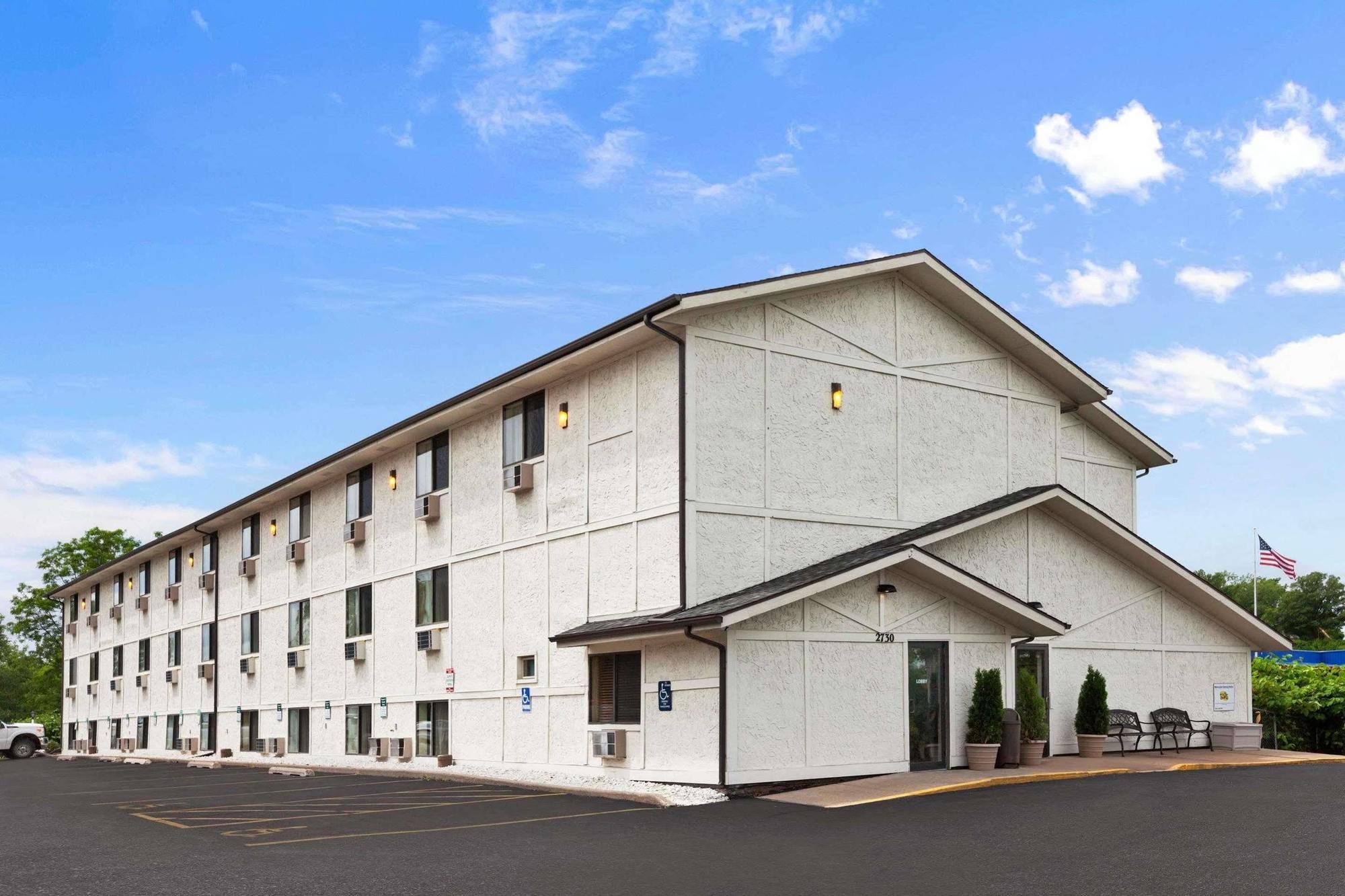 Motel Super 8 By Wyndham Dubuque Exteriér fotografie